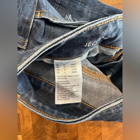 American Eagle Distressed Jegging - Picture 4 of 4